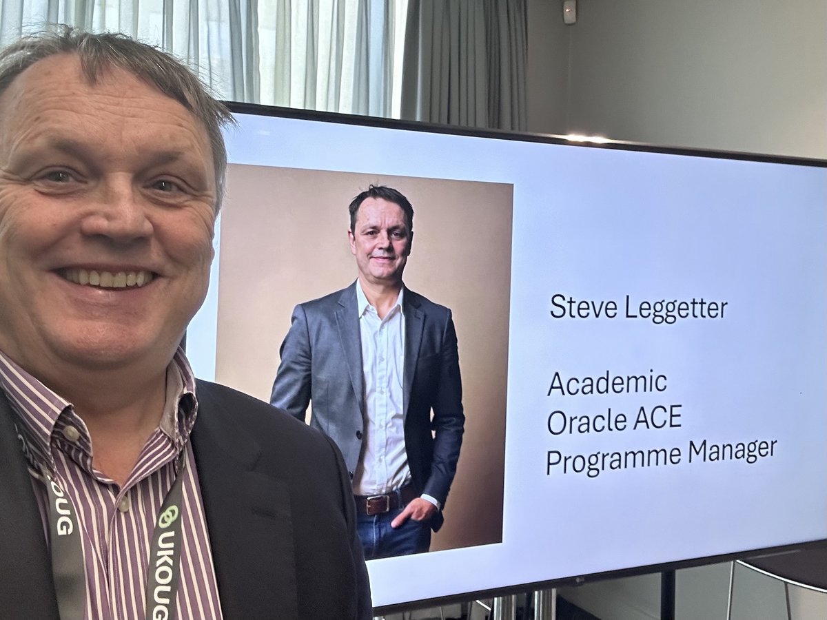 Steve Leggetter beside a screen introducing him as an academic, Oracle ACE and programme manager